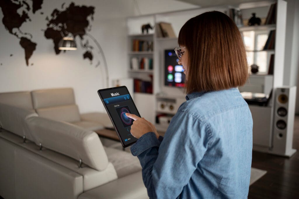 mulher-jovem-usando-tecnologia-domestica