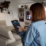 mulher-jovem-usando-tecnologia-domestica