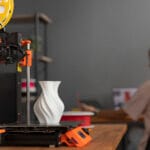 designer-usando-uma-impressora-3d