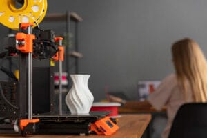 designer-usando-uma-impressora-3d