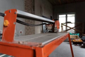 fechar-o-equipamento-usado-na-renovacao-apartamento