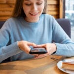 mulher-de-tiro-medio-digitalizando-codigo-qr