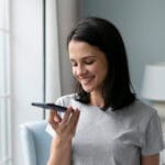 mulher-jovem-segurando-o-telefone