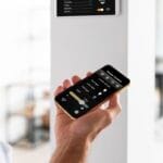 pessoa-usando-um-smartphone-em-sua-casa-automatizada